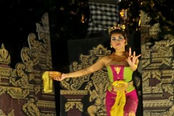 Dihibur Penari Bali Saat Makan Malam di Jimbaran