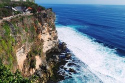 Pura Indah di Bali di Pinggir Samudera Hindia