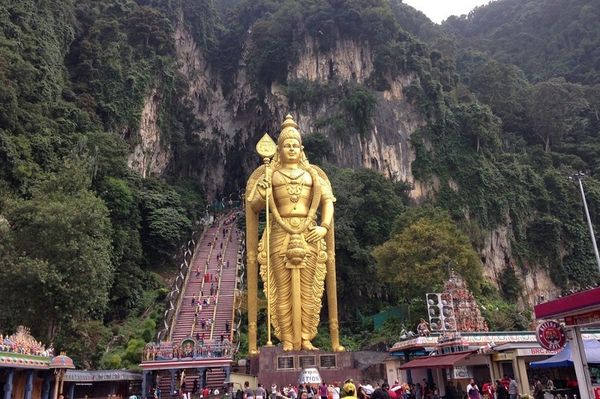 Mendaki 272 Anak Tangga Demi Indahnya Batu Caves di Malaysia