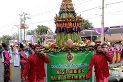 Serunya Berebut Tumpeng di Makam Syekh Jumadil Kubro, Mojokerto