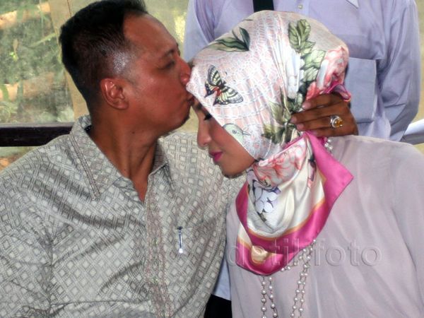 Arzetti Dicium dan Dipeluk Mesra Suami