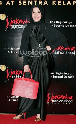 Foto: Gaya Hijab Arzetti Bilbina yang Cantik dan Simpel