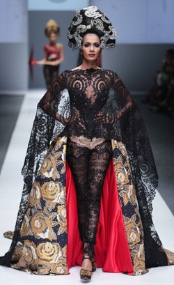 Kuno dalam Kini, Anne Avantie Padukan Kebaya Modern dan Celana Transparan