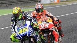 Jutaan Netizen Buru Video Insiden Rossi vs Marquez