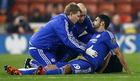 Diego Costa mengalami cedera usai bertabrakan dengan Charlie Adam. Darren Staples/Reuters/detikFoto.