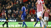 Di masa injury time, Stoke harus bermain dengan 10 orang. Phil Bardsley diacungi kartu merah karena melanggar Kenedy. Darren Staples/Reuters/detikFoto.