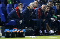 Arsene Wenger tampak serius mengamati jalannya pertandingan. Lee Smith/Reuters/detikFoto