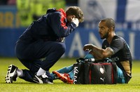 Theo Walcott yang masuk menggantikan Oxlade-Chamberlain juga mengalami cedera dan harus ditarik keluar. Lee Smith/Reuters/detikFoto.