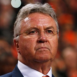 Dikaitkan dengan Chelsea, Ini Tanggapan Hiddink