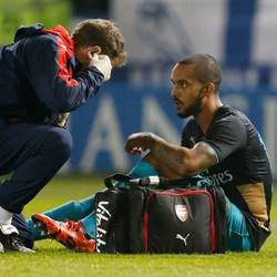 Sudah Tersingkir, Arsenal Juga Kehilangan Oxlade-Chamberlain dan Walcott