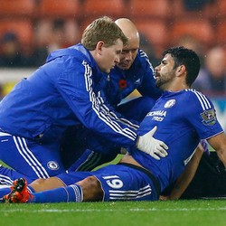 Cedera, Diego Costa Dibawa ke Rumah Sakit