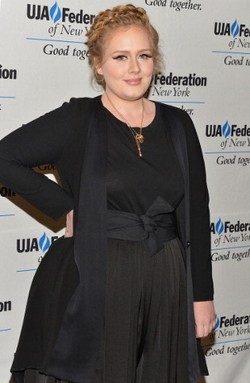 Curhat Adele Mengenai Kesulitannya Menjadi Ibu Baru