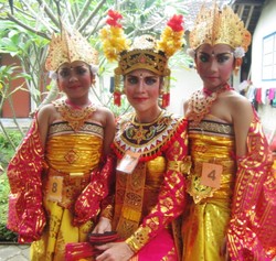 Warga Australia Jane Ahlstrand Calon Doktor yang Jago Tari Bali