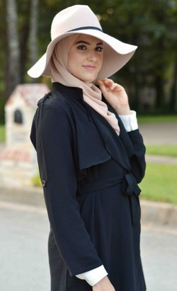5 Tips Padu Padan Hijab dan Topi dari Fashion Blogger Texas, Leena