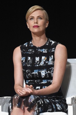 Pakai Gaun Emas, Charlize Theron Bersinar di Usia 40