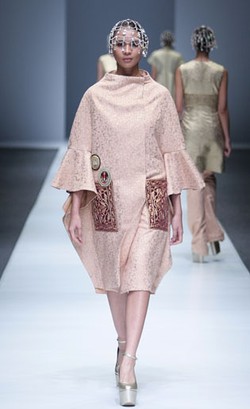 Sulaman Antik Palembang Berusia 80 Tahun Hiasi Koleksi Terbaru Didi Budiardjo