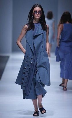 Koleksi Kasual Sapto Djojokartiko dan Gaun Minimalis Ala Peggy Hartanto