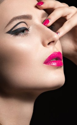 Trik Merias Mata dengan Gaya Double Wing Eyeliner