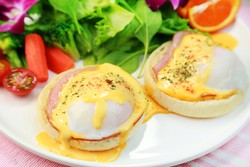 Yummy! Lembut Gurih Egg Benedict untuk Santap Malam Ringan