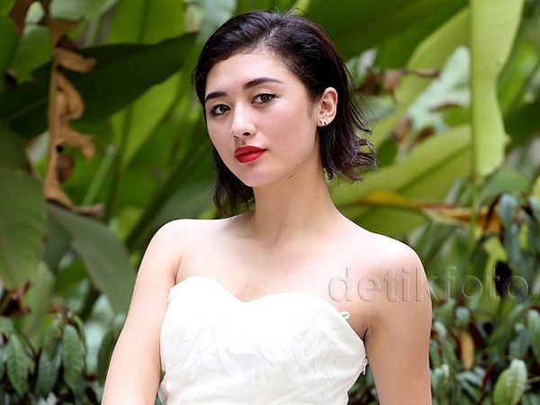Ketika Shy Edwards si Bule Edan Tampil Feminin