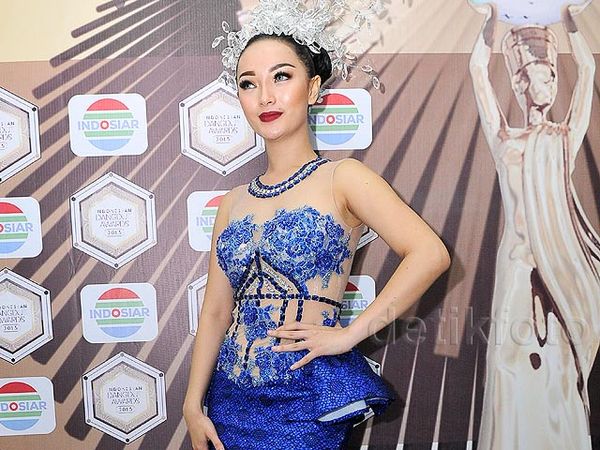 Lekukan Tubuh Zaskia 'Gotik' dalam Balutan Gaun Biru