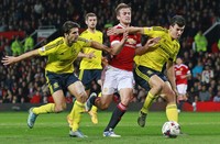 James Wilson mendapat pengawalan ketat dari dua pemain Middlesbrough dalam pertandingan yang dihelat di Old Trafford, Kamis (29/10/2015) dinihari WIB. Jason Cairnduff/Reuters/detikFoto.