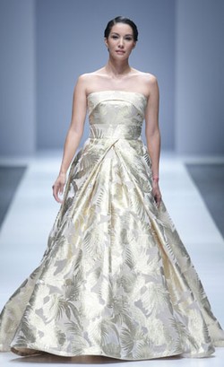 Tenun Kalimantan dan Barang Antik Hiasi Rumah Nadya Hutagalung