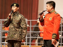 Shindong Peluk Donghae SuJu Saat Reuni di Acara Militer