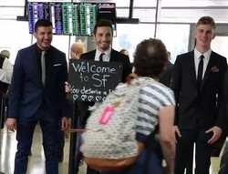 Turun dari Pesawat dan Dipeluk 3 Cowok Ganteng, Mau?