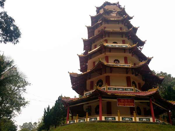 Pagoda 7 Tingkat yang Kokoh & Tinggi di Sorong
