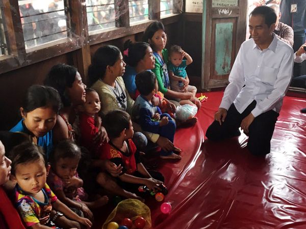 Jokowi Tengok Balita-balita Korban Asap