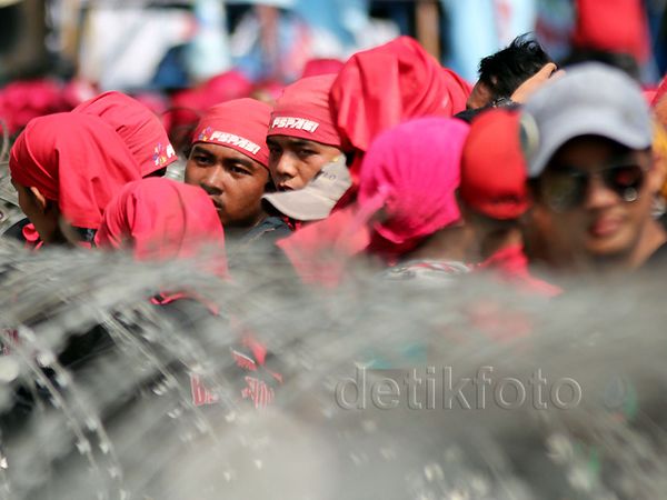 Buruh Penuhi Depan Istana Negara
