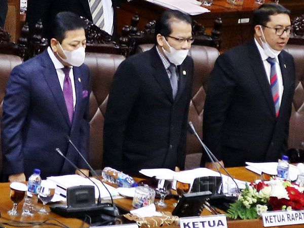 Novanto Cs dan Menkeu Bermasker di Paripurna DPR