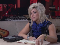 Kejutan dari Para Arwah Bikin Theresa Caputo Si Cenayang Eksis