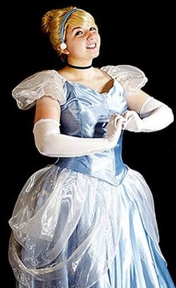 Dalam Hitungan Detik, Wanita Ini Ubah Kostum dari Upik Abu Jadi Cinderella