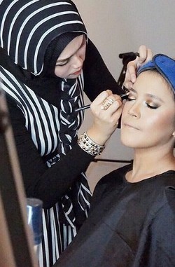 Cerita Para Makeup Artist yang Tertarik Jadi Pengajar di Sekolah Tata Rias
