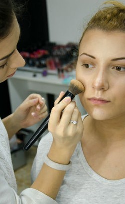 Tak Ada Batasan Usia, Remaja Hingga Wanita 50an Bisa Ikut Sekolah Makeup