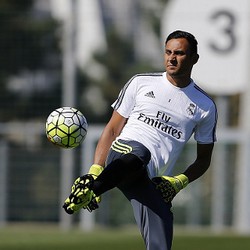 Navas Cedera, Kesempatan Debut Casilla