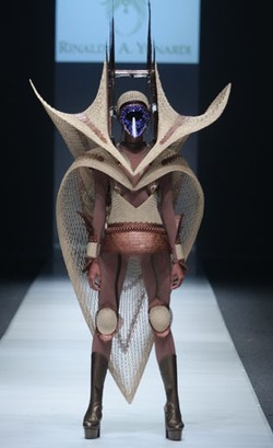 Inspirasi Mad Max fbudi dan Topeng LED Rinaldy A. Yunardi Tutup JFW 2016