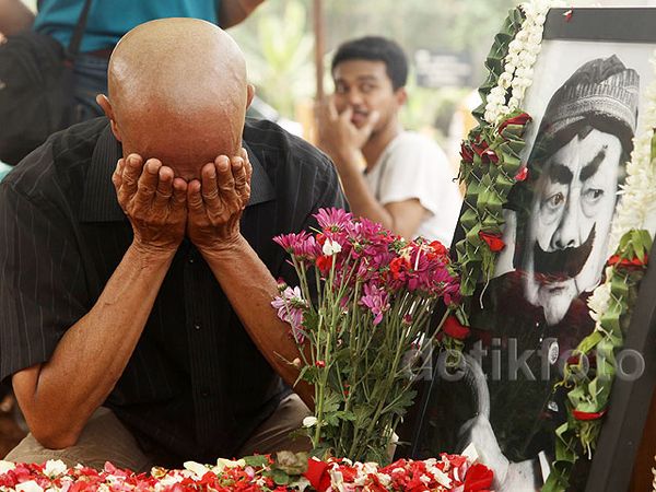 Tangisan Pak Ogah di Pemakaman Pak Raden