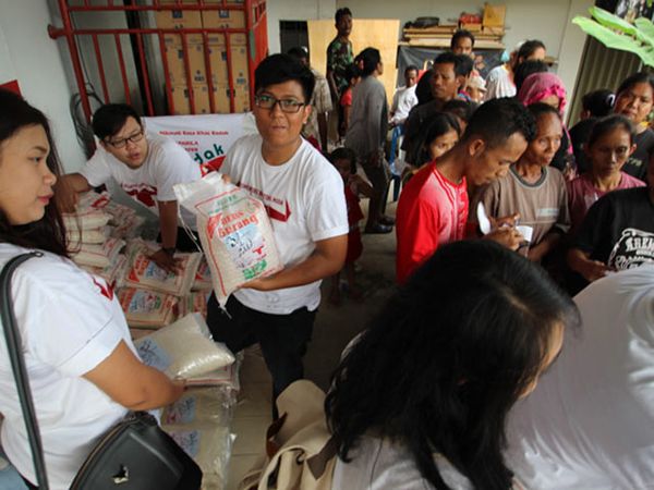 Komunitas Banteng Muda Bagi Beras Untuk Korban PHK