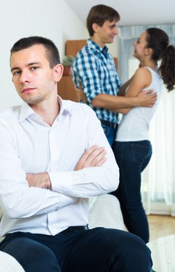 Cara Memutuskan Pilihan untuk Keluar dari Lingkaran Cinta Segitiga