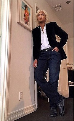 Berkumis dan Jenggot, Tyra Banks Dandan Mirip Miliuner Richard Branson