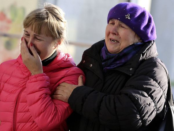 Kesedihan Keluarga Korban Pesawat Rusia