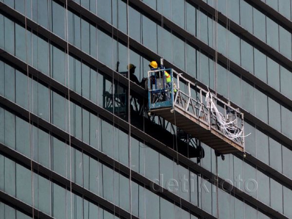 Bekerja Menantang Maut di Ketinggian