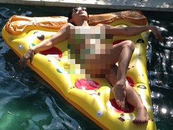 Dena Rachman Unggah Foto Berbikini di Kolam Renang