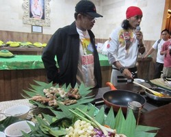 Belajar Membuat Lawar, Sate Lilit, dan Es Kuwut Khas Bali