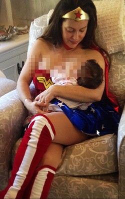 Alyssa Milano Pamer Foto Menyusui Saat Pakai Kostum Halloween