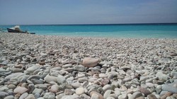 Batu Aneka Warna di Pantai Kolbano
