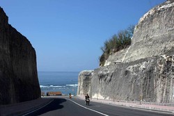 Pantai Bali dengan Ukiran Keren di Bukit Kapur